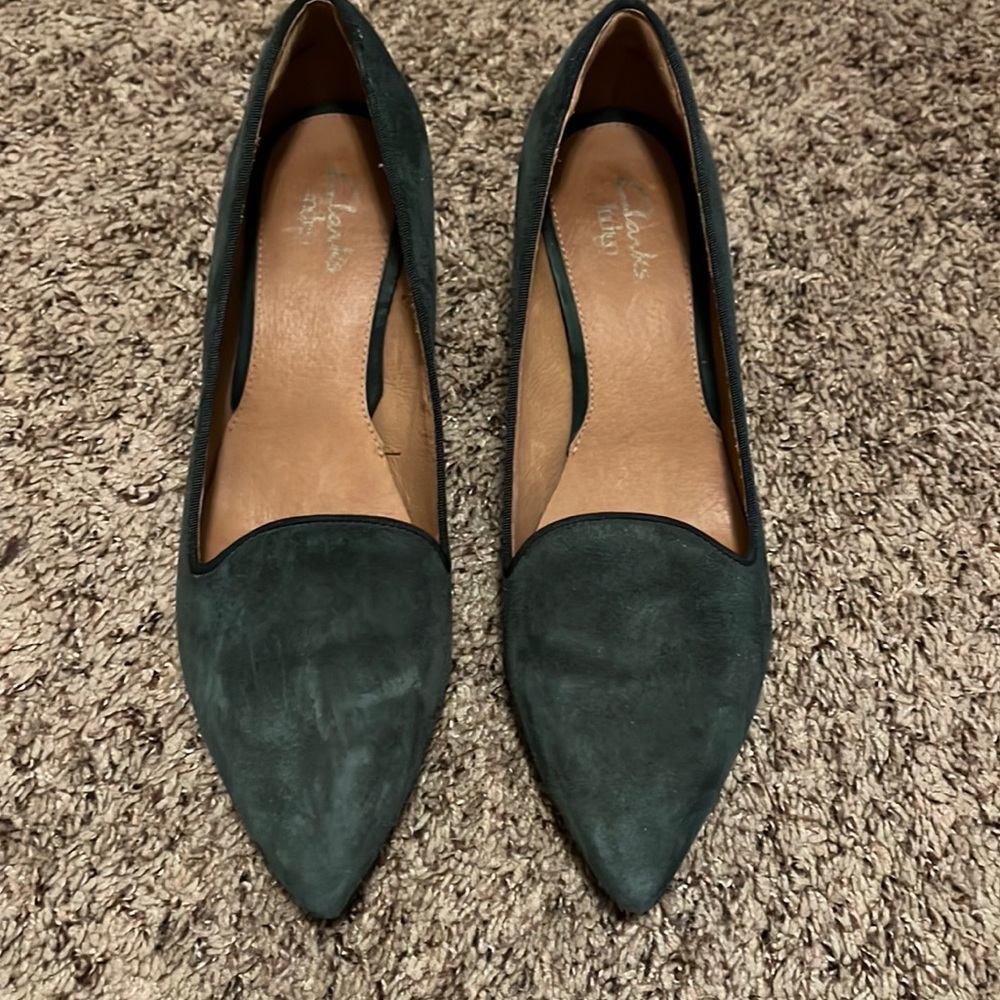Clarks Size 9 1/2 green suede heels